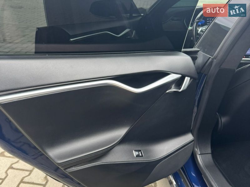 Ліфтбек Tesla Model S 2017 в Івано-Франківську