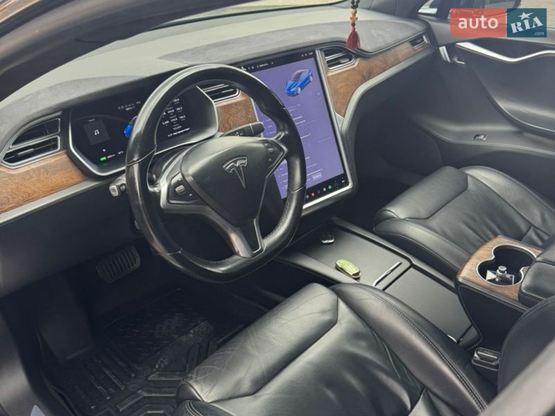 Ліфтбек Tesla Model S 2017 в Івано-Франківську
