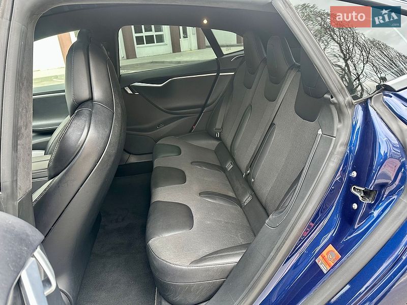 Лифтбек Tesla Model S 2017 в Киеве
