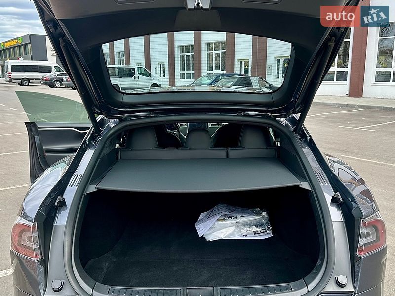 Ліфтбек Tesla Model S 2017 в Києві