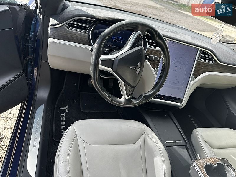 Ліфтбек Tesla Model S 2016 в Львові