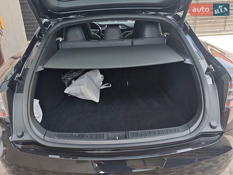 Лифтбек Tesla Model S 2016 в Киеве