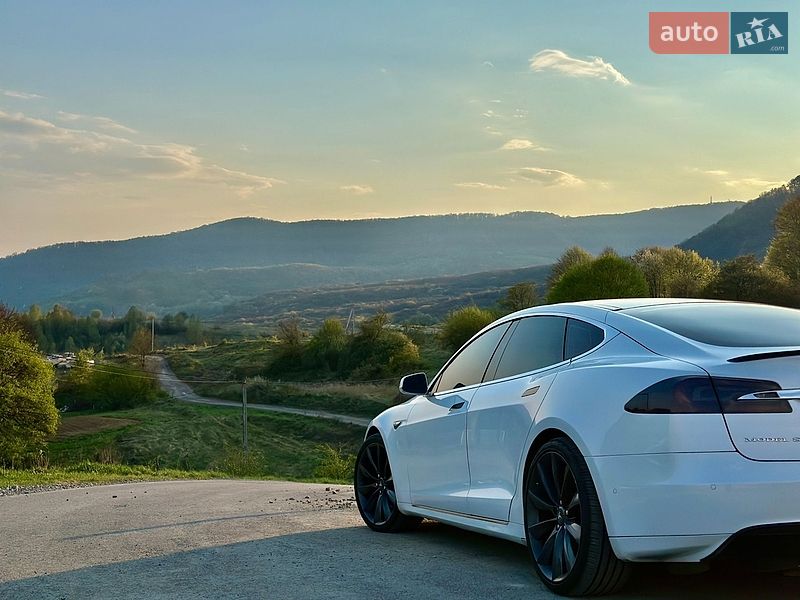 Лифтбек Tesla Model S 2015 в Мукачево