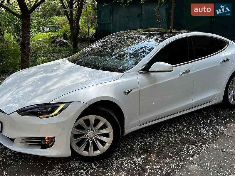 Лифтбек Tesla Model S 2018 в Львове
