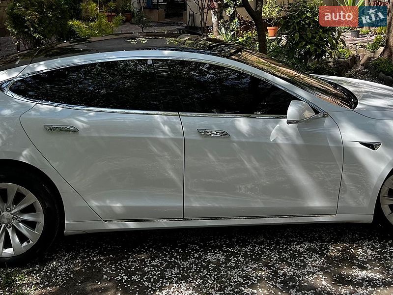 Лифтбек Tesla Model S 2018 в Львове