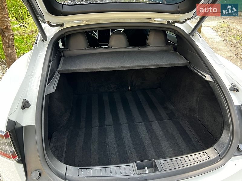 Лифтбек Tesla Model S 2018 в Львове