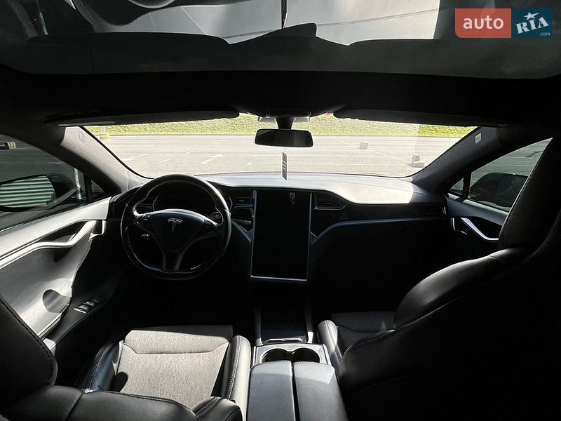 Лифтбек Tesla Model S 2018 в Львове