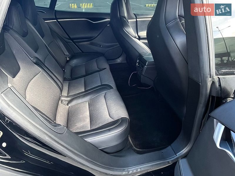 Лифтбек Tesla Model S 2018 в Львове