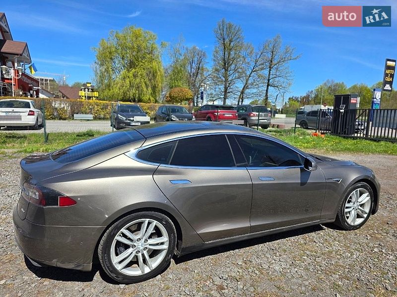 Лифтбек Tesla Model S 2015 в Львове