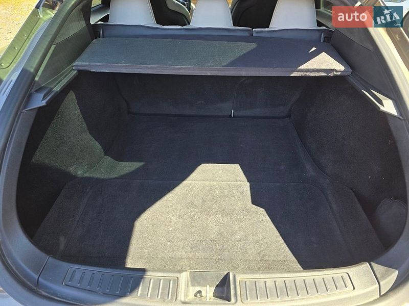 Лифтбек Tesla Model S 2015 в Львове