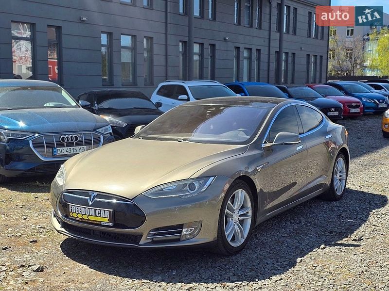 Лифтбек Tesla Model S 2015 в Львове