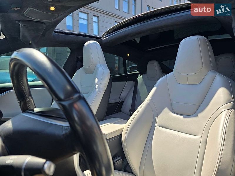 Лифтбек Tesla Model S 2015 в Львове