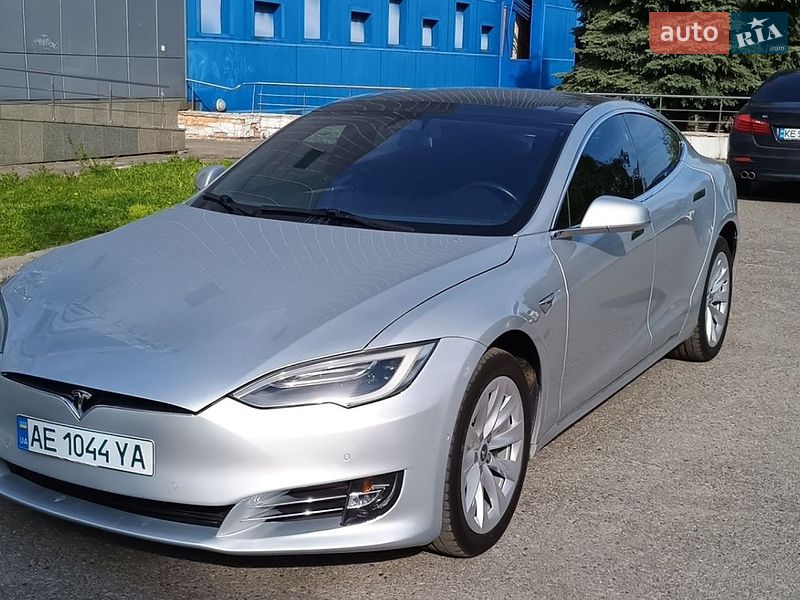 Лифтбек Tesla Model S 2018 в Днепре