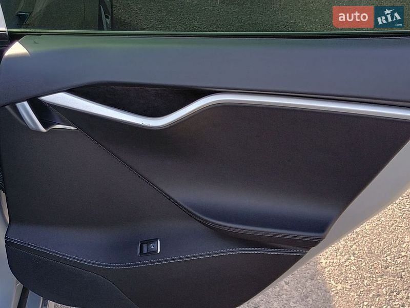Лифтбек Tesla Model S 2018 в Днепре