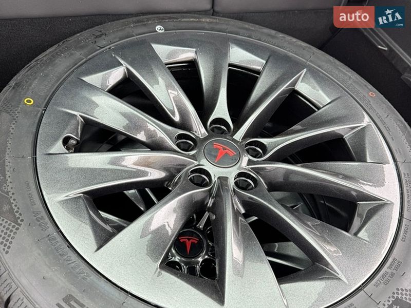 Лифтбек Tesla Model S 2016 в Буче