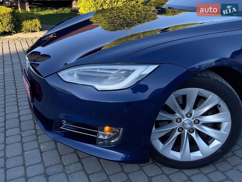 Лифтбек Tesla Model S 2017 в Львове