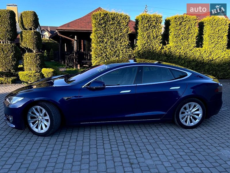 Лифтбек Tesla Model S 2017 в Львове