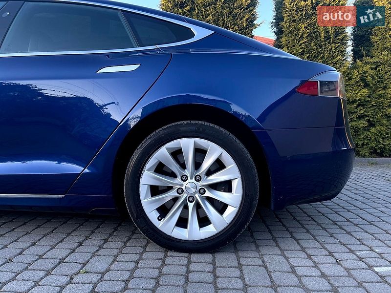 Лифтбек Tesla Model S 2017 в Львове
