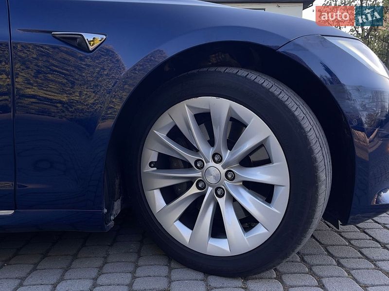 Лифтбек Tesla Model S 2017 в Львове