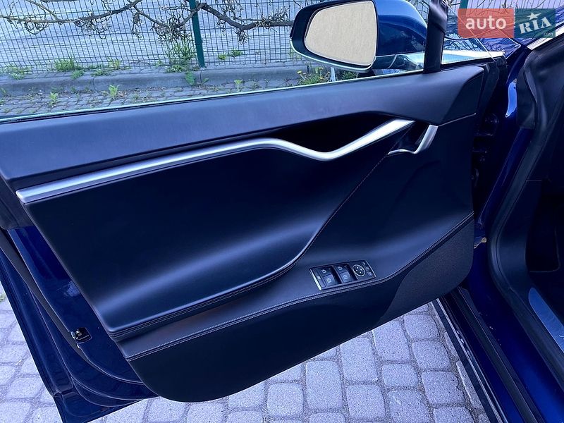 Лифтбек Tesla Model S 2017 в Львове