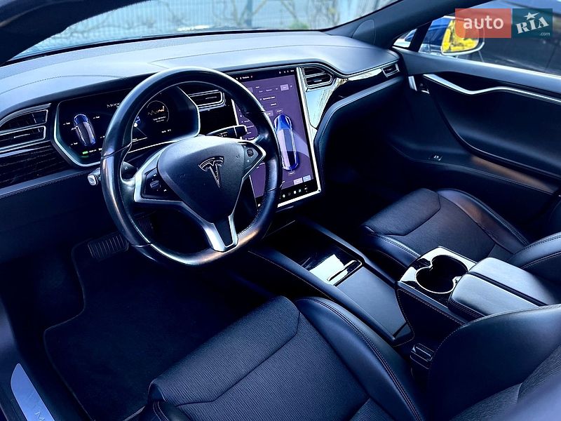 Лифтбек Tesla Model S 2017 в Львове