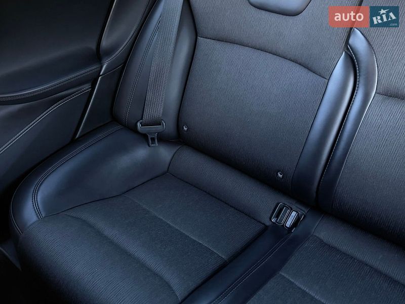 Лифтбек Tesla Model S 2017 в Львове