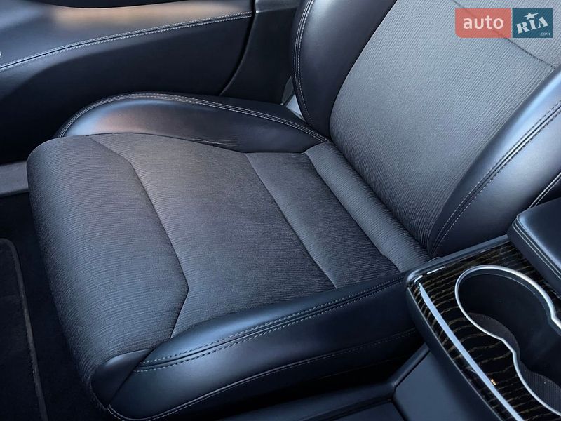 Лифтбек Tesla Model S 2017 в Львове