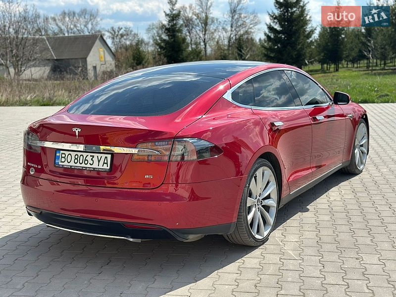 Ліфтбек Tesla Model S 2014 в Волочиську