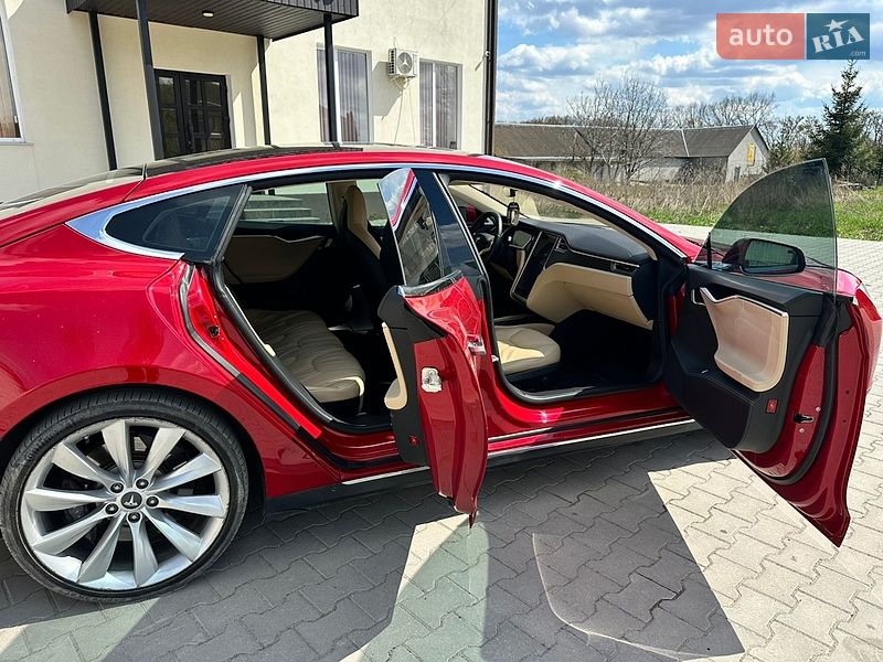 Ліфтбек Tesla Model S 2014 в Волочиську
