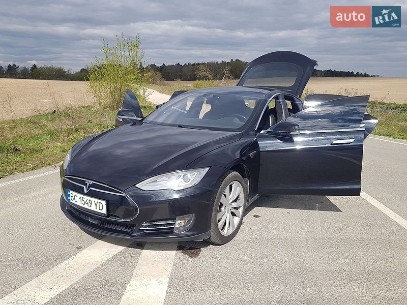 Ліфтбек Tesla Model S 2015 в Городку