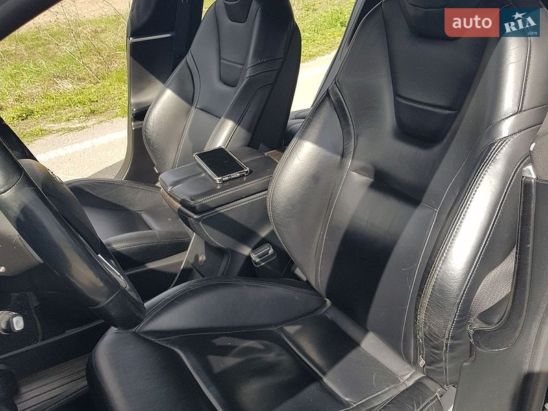 Ліфтбек Tesla Model S 2015 в Городку