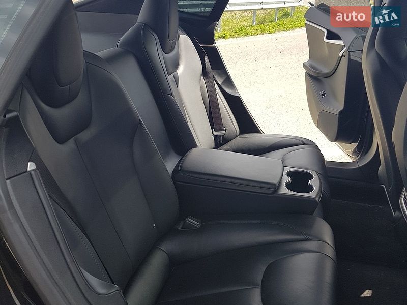 Ліфтбек Tesla Model S 2015 в Городку