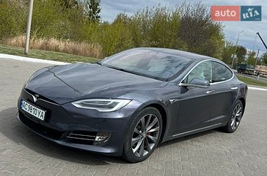 Лифтбек Tesla Model S 2017 в Луцке