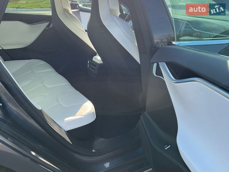 Лифтбек Tesla Model S 2017 в Луцке