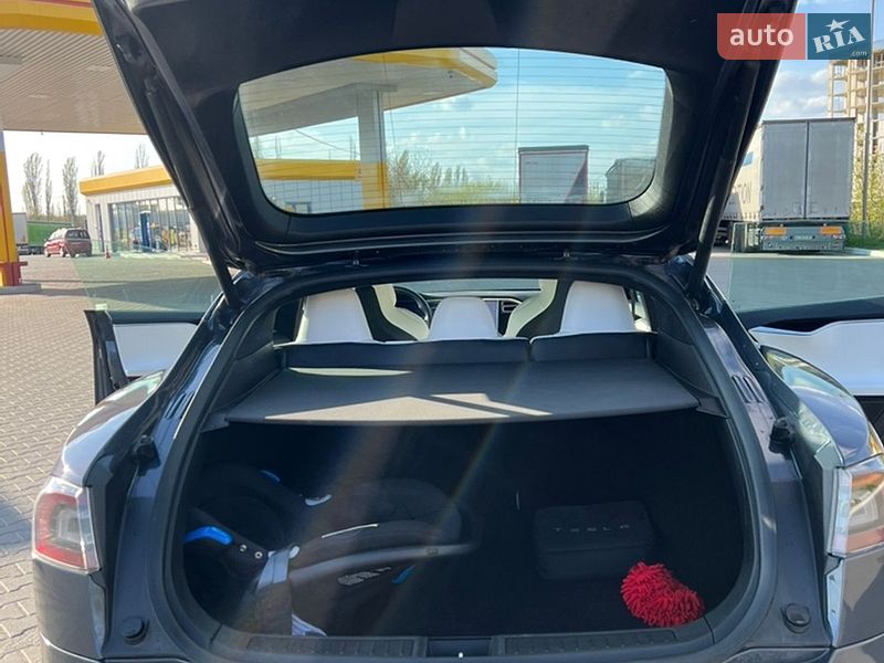 Лифтбек Tesla Model S 2017 в Луцке