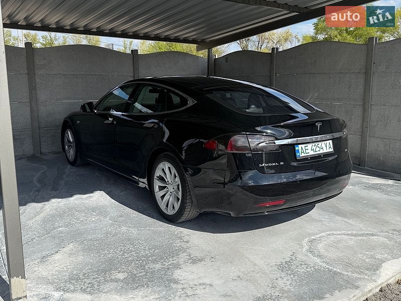 Лифтбек Tesla Model S 2016 в Каменском