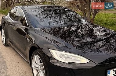 Лифтбек Tesla Model S 2015 в Киеве