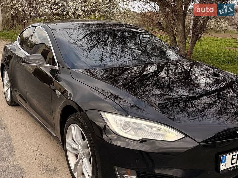 Лифтбек Tesla Model S 2015 в Киеве