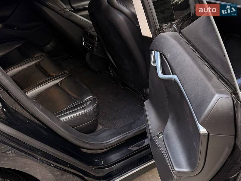Ліфтбек Tesla Model S 2015 в Києві