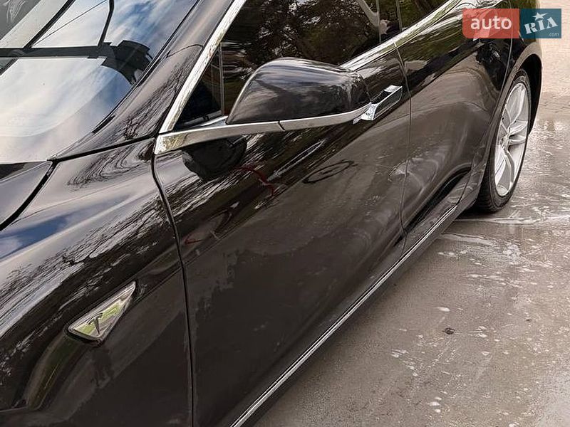 Лифтбек Tesla Model S 2015 в Киеве