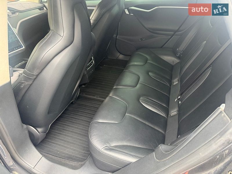 Ліфтбек Tesla Model S 2015 в Чернівцях