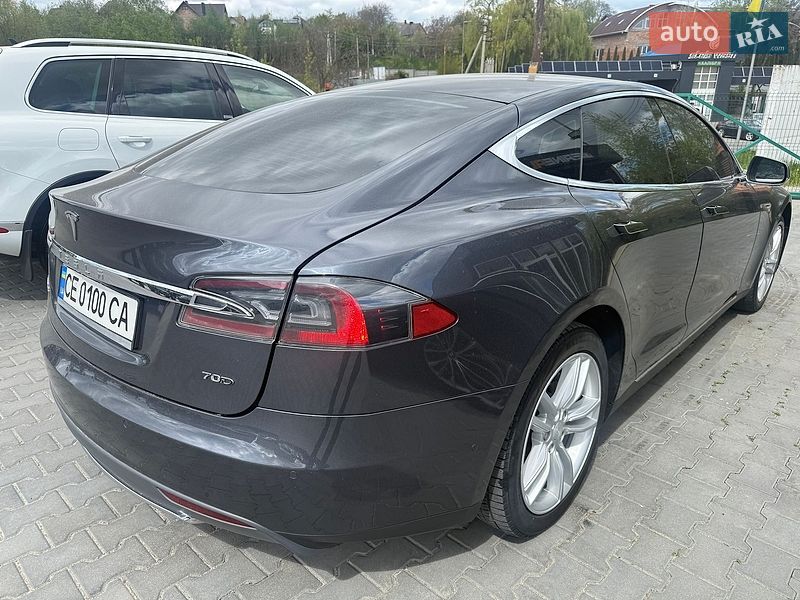 Ліфтбек Tesla Model S 2015 в Чернівцях