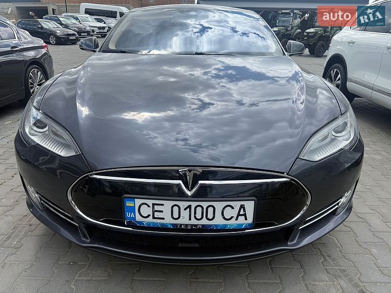 Ліфтбек Tesla Model S 2015 в Чернівцях