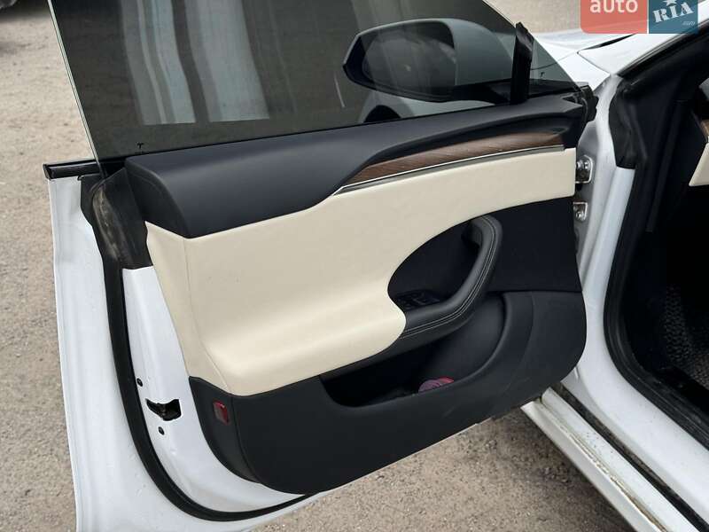 Лифтбек Tesla Model S 2022 в Виннице