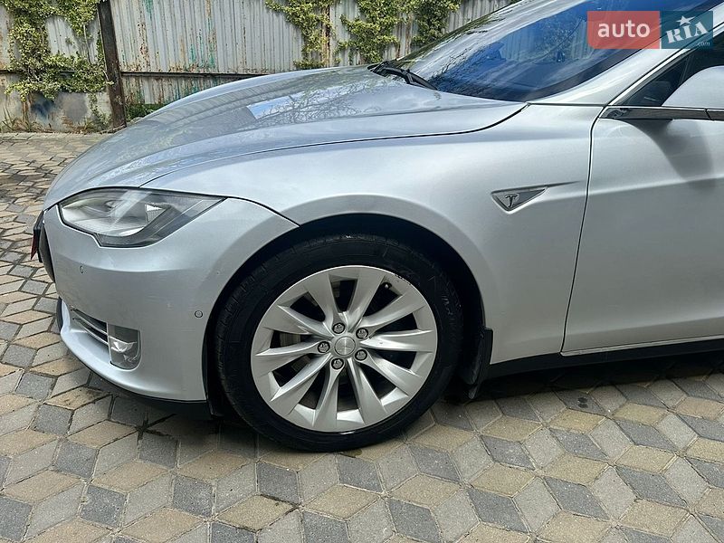 Лифтбек Tesla Model S 2015 в Львове