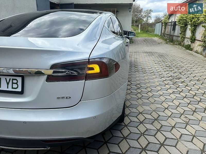 Лифтбек Tesla Model S 2015 в Львове