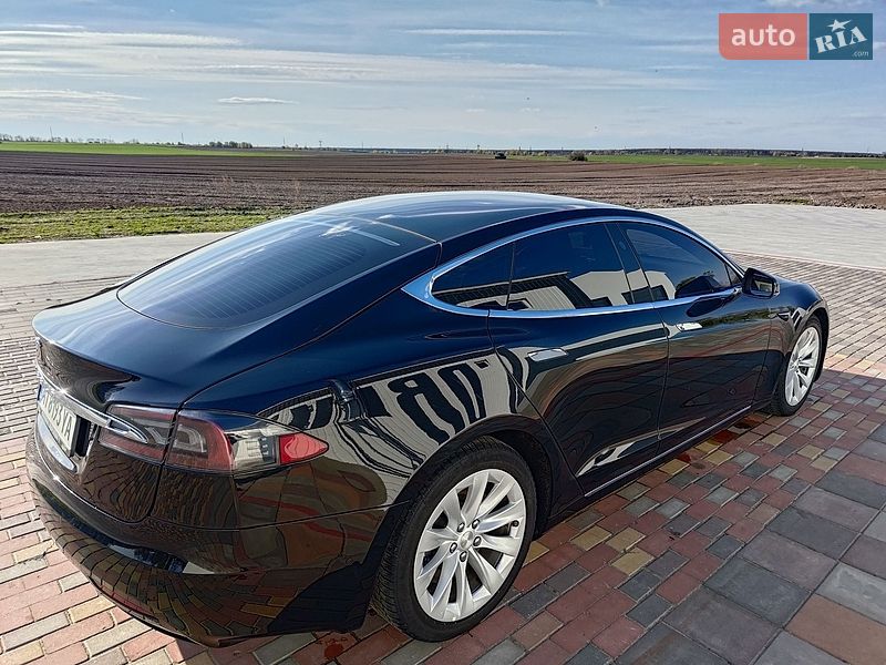 Лифтбек Tesla Model S 2017 в Киеве