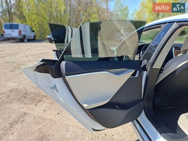 Ліфтбек Tesla Model S 2017 в Києві
