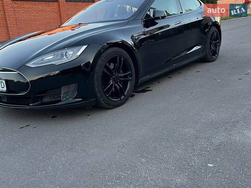 Лифтбек Tesla Model S 2015 в Львове