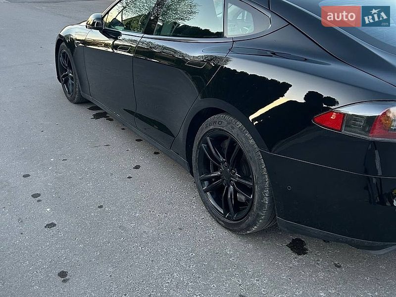 Лифтбек Tesla Model S 2015 в Львове